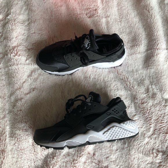 Nike Shoes - Nike Air Huarache Runs